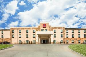 un gran edificio de ladrillo con un reloj rojo. en Comfort Suites - Dodge City, en Dodge City