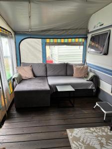 a couch in the middle of a living room at AMOMEA CAMP in Jastarnia