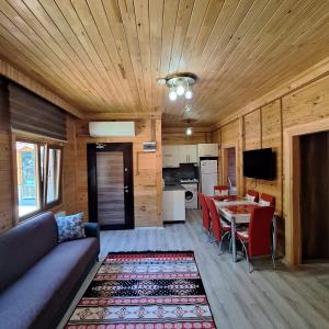 a living room with a couch and a table at Katipogulları Apart in Uzungöl