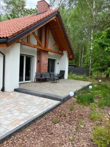 a house with a patio with a roof at Dom pod Aniołem in Sierakowice Prawe