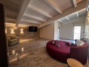 salon z dużym czerwonym łóżkiem na środku w obiekcie Ballaretthouse B&B w mieście Luzzi