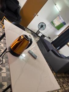 a table with a lamp on top of it at Colonial Appart Boss in Bouaké