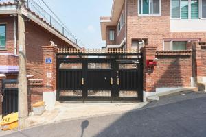 a black garage door on a brick building at Stay GAON in Seoul
