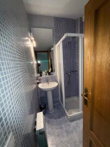 ein Badezimmer mit Waschbecken und Dusche in der Unterkunft Hostal Via Láctea in Burgos