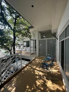 a patio with two chairs and a table on a balcony at Tutis Home Domo-Estadio BBVA-ArenaMty Apart2dopiso in Monterrey
