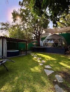 a backyard with a tent and a grass yard at Glamping Tlaconal in Oaxtepec