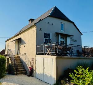 a building with the words bon lord written on it at Chez le Cavalier in Génis