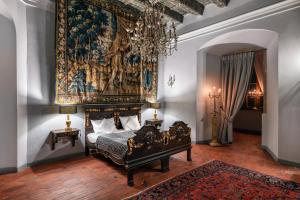 a bedroom with a bed with a painting on the wall at Zamek Karpniki Schloss Fischbach in Łomnica +115 photos