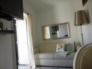 sala de estar con sofá y espejo en Lovehome Apartment, en Lisboa
