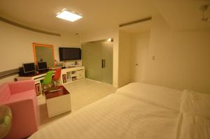 - une chambre avec 2 lits et un bureau avec un ordinateur dans l'établissement Jeonju Cherevill Motel, à Jeonju