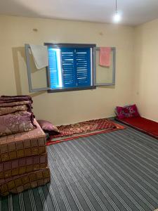 a room with a bed and a window at Amzdogh in Sidi Ifni