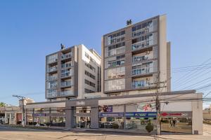 a tall building with a store in front of it at Loft Centralíssimo com Garagem in Pelotas