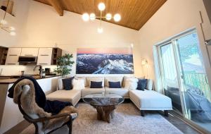 ein Wohnzimmer mit Sofa und Tisch in der Unterkunft Summit View Collection in Kimberley