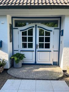 a garage with a white door with a window at Haus-Moewe-Jonathan-Wohnung-1 in Morsum