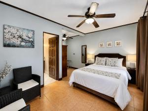 a bedroom with a bed and a ceiling fan at Hotel Espadilla Gardens in Quepos