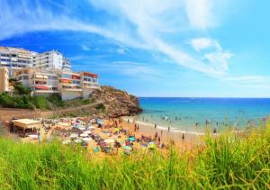 a beach with a crowd of people and the ocean at Apartamento a 3 min de la playa, 10 min PortAventura World - Casa Márquez TAC - Costa Dorada in Salou