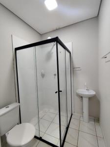 a bathroom with a shower and a toilet and a sink at hotel paiol mutum in Nova Mutum