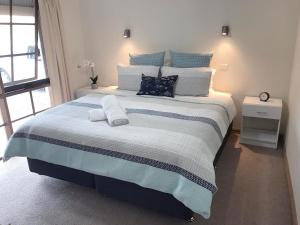 A bed or beds in a room at Stylish 2 Bedroom Unit