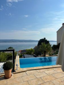 a swimming pool with a view of the ocean at Lavander Apartments Omiš in Duće