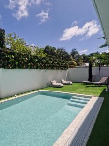 ein Swimmingpool mitten im Garten in der Unterkunft Ocean Vida Maldivas in Thoddoo-Atoll