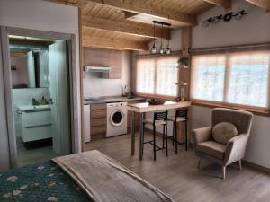a small kitchen with a table and a chair in a room at Apartamentos Playa Frejulfe in Paderne