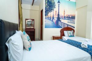 a bedroom with two beds and a picture of a city at Hotel Finca Londres in Villeta +67 photos