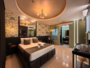 a bedroom with a large bed with a ceiling at Hotel Motel Sherwood in Porto Alegre
