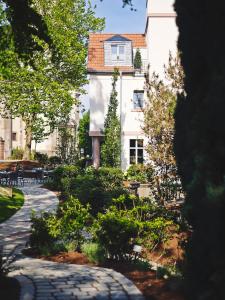 a building with a garden in front of it at Auberge de Temple in Johannesberg