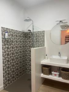 a bathroom with a sink and a mirror at Patio de Los Barberos in Valle de Abdalagís