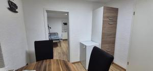 a dining room with a table and chairs and a room at COMFY Gemütliche Unterkunft 013 in Ditzingen