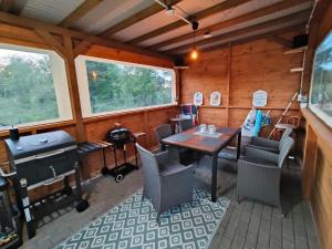 an inside view of a cabin with a table and chairs at La Cabane Family in Rewal