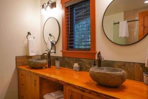 a bathroom with two sinks and a large mirror at Elysian at Mount Baker in Glacier +34 photos