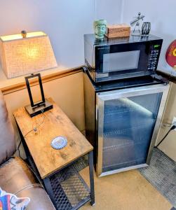 eine Mikrowelle, die auf einem Tisch steht in der Unterkunft The Zen Den in Hellertown
