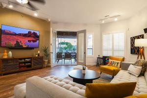 a living room with a couch and a tv at Lakeside Luxury Val Vista in Gilbert
