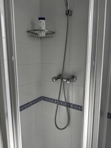 a shower with a hose in a bathroom at Casa Los Barberos in Valle de Abdalagís +11 photos