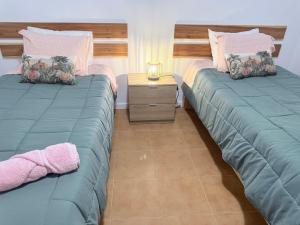 two beds sitting next to each other in a bedroom at Casa Sentir a Maia in Maia