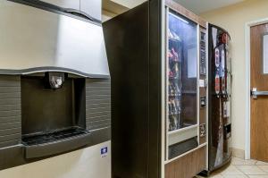 Køkken eller tekøkken på Super 8 by Wyndham Great Bend