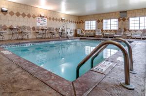 Super 8 by Wyndham Great Bend في Great Bend: مسبح كبير في غرفة الفندق