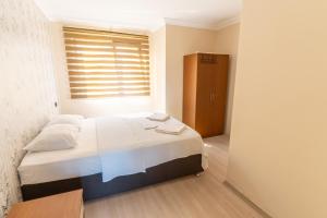 a bedroom with a large bed with a window at Natural Villas Trabzon in Komera