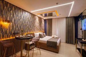 a hotel room with a bed and a table and chairs at Hotel Motel Sherwood in Porto Alegre +27 photos