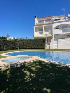 a swimming pool in front of a building at Azul Calma in Vinarós