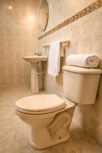 a bathroom with a toilet and a sink at Casa Hotel Estancia Bogota in Bogotá