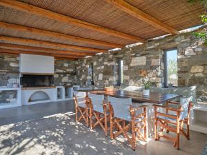 a kitchen and dining room with a table and chairs at SeaSalt Dream Villa,Santa Maria 5 min from Naousa in Santa Marina