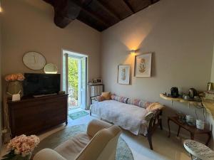 a living room with a couch and a tv at Camelia in Arona