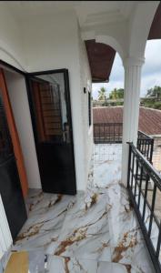 a room with a door and a floor covered in leaves at Angevita City1 in Edéa