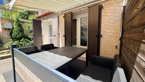 a table and chairs sitting on a patio with a table and chairs at Chez Aneta in Sisteron