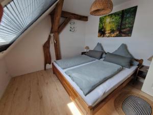ein Schlafzimmer mit einem Bett mit blauen Kissen in der Unterkunft Lale in Wustrow