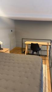 a room with a bed and a table and a chair at Matosinhos Urban Loft in Matosinhos