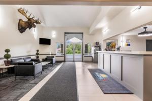 an open living room with a bar and a lobby at Days Inn by Wyndham Valemount in Valemount