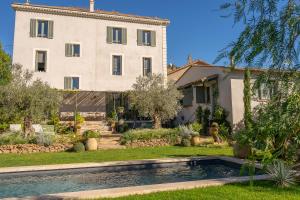 a house and a swimming pool in front of a house at Maison Aimé in La Motte
